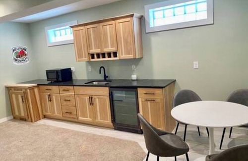 Iowa City Maison | Moderne Home - Memorable, Modern, A Must Book - 4 Bedroom Close to Kinnick