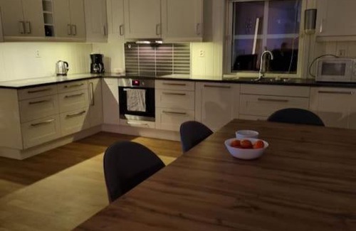 Flekkefjord Maison | Moderne hus med 5 soverom og 2 bad på Hidra