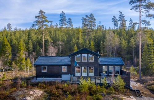 Romskog Maison | Moderne hytte ved sjøen med badstue