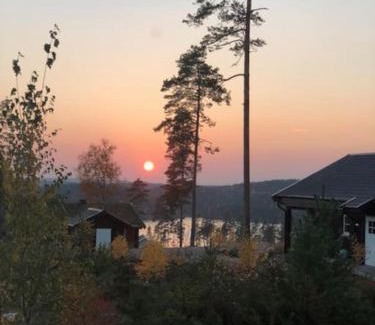 Romskog Maison | Moderne hytte ved sjøen med badstue