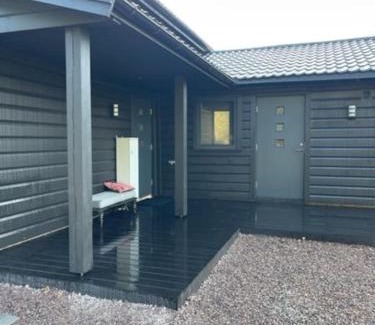 Romskog Maison | Moderne hytte ved sjøen med badstue