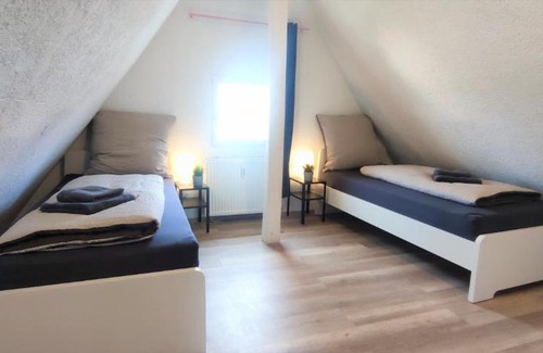 Trossingen Appartement | Moderne Monteurwohnung für 6 Personen bei Villingen-Schwenningen, TV, Einzelbetten, WLAN, Bettwäsche, Handtücher inklusive - TR01