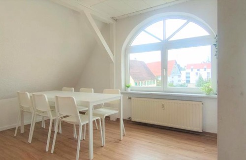 Trossingen Appartement | Moderne Monteurwohnung für 6 Personen bei Villingen-Schwenningen, TV, Einzelbetten, WLAN, Bettwäsche, Handtücher inklusive - TR01