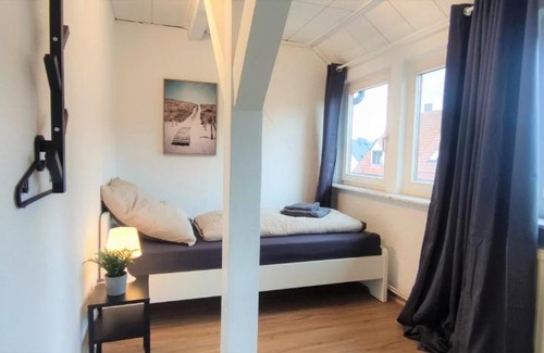 Trossingen Appartement | Moderne Monteurwohnung für 6 Personen bei Villingen-Schwenningen, TV, Einzelbetten, WLAN, Bettwäsche, Handtücher inklusive - TR01