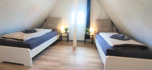Trossingen Appartement | Moderne Monteurwohnung für 6 Personen bei Villingen-Schwenningen, TV, Einzelbetten, WLAN, Bettwäsche, Handtücher inklusive - TR01
