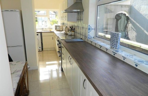 Severn Beach Maison | Modernised and spacious family home.