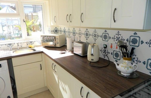 Severn Beach Maison | Modernised and spacious family home.
