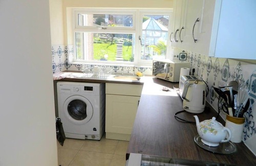 Severn Beach Maison | Modernised and spacious family home.