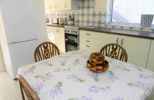 Severn Beach Maison | Modernised and spacious family home.