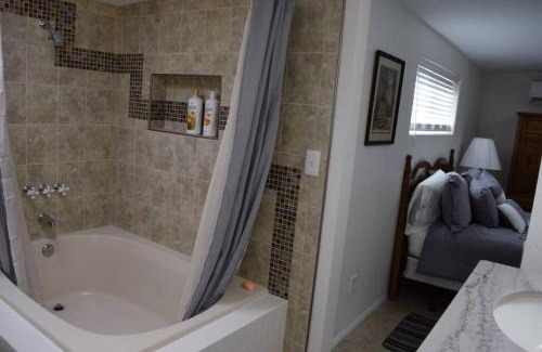 Hedrick Acres Appartement | Modernized Red Brick Beauty