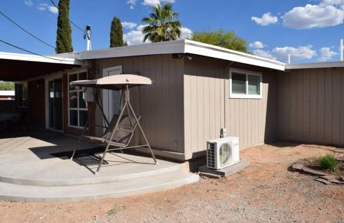 Hedrick Acres Appartement | Modernized Red Brick Beauty
