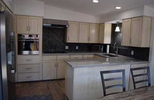 Hedrick Acres Appartement | Modernized Red Brick Beauty