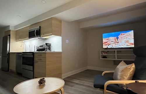 East Credit Maison | Modernized, Sleek & Cozy Suite, Streestville