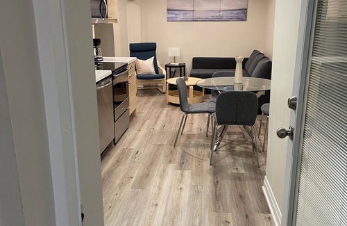 East Credit Maison | Modernized, Sleek & Cozy Suite, Streestville