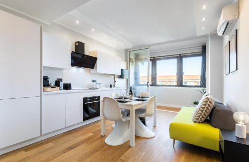 Crocetta Appartement | Moderno Attico con Vista Panoramica e Piscina