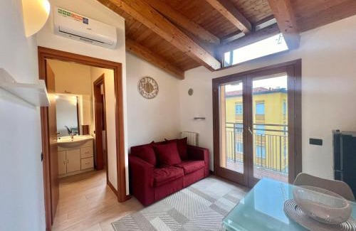 Certosa Appartement | Moderno con Design caldo e accogliente, con parcheggio gratuito e balcone privato, vicino a Fiere, Eventi e Concerti