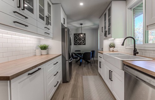 Elora Maison | Modish 2 bedroom retreat-one block from Elora's vibrant & bustling downtown core