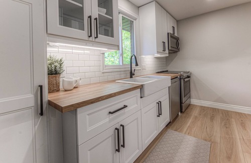 Elora Maison | Modish 2 bedroom retreat-one block from Elora's vibrant & bustling downtown core
