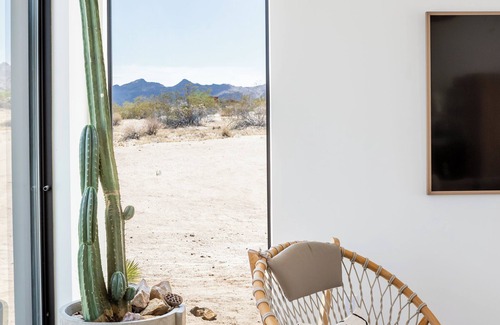 Panorama Heights Maison | Mojave Villa: Desert Retreat with 360° views+Hot Tub+Designer Interior/Landscape