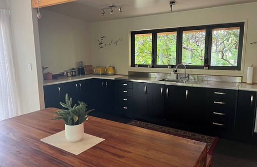 Tuateawa Maison | Mokoroa Retreat - peaceful location, pet friendly!