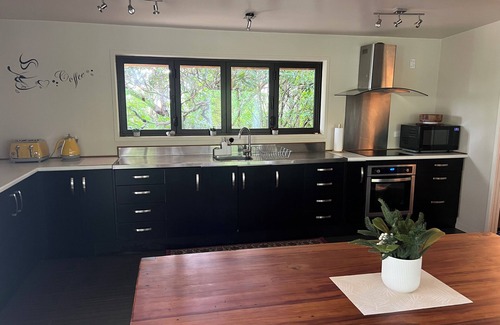 Tuateawa Maison | Mokoroa Retreat - peaceful location, pet friendly!