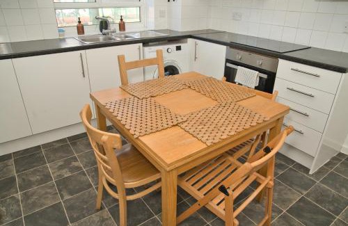 Swiss Cottage Appartement | Moments Made Here, Spacious Swiss Cottage with 4 Bedrooms, Sleeps 10, Free WiFi