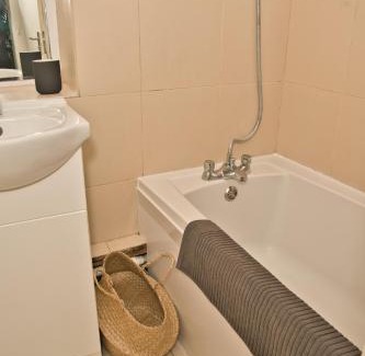 Swiss Cottage Appartement | Moments Made Here, Spacious Swiss Cottage with 4 Bedrooms, Sleeps 10, Free WiFi