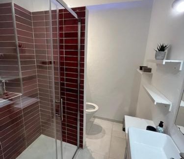 Ep 21 - Saint-Paul Maison | Mon appARTement - chambre avec salle de bains et wc dans un appartement atypique