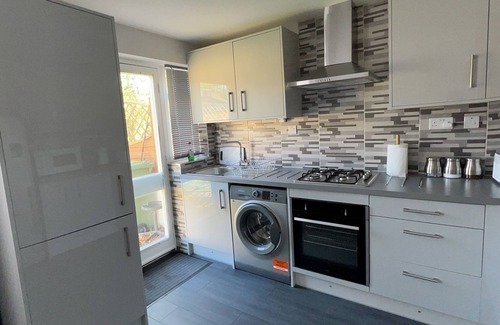 Redbridge Maison | Mona’s AirB&B in quiet cul-de-sac. 3 bedrooms, 4 beds plus sofabed. Sleeps 6.