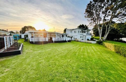 Athenree Maison | Monarch Cottage on the Estuary