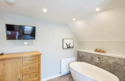 East Lewiston Maison | Monarch Lodge 14 with Hot Tub