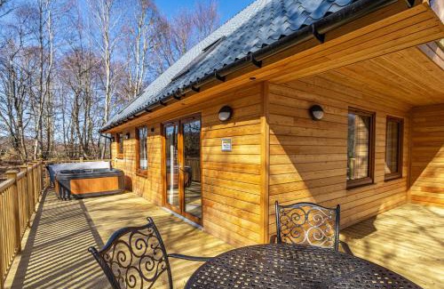 East Lewiston Maison | Monarch Lodge 14 with Hot Tub