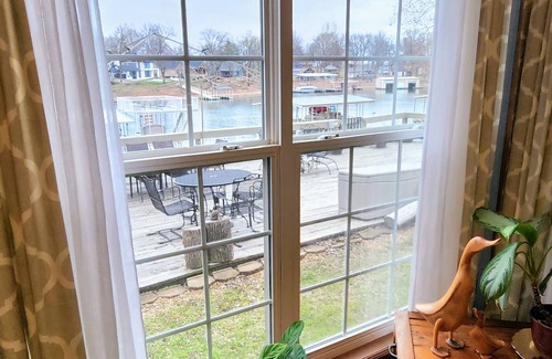 Afton Maison | Monkey Island, Afton, OK Grand Lake, Water Front, Boat Slip, No stairs, Pets Ok