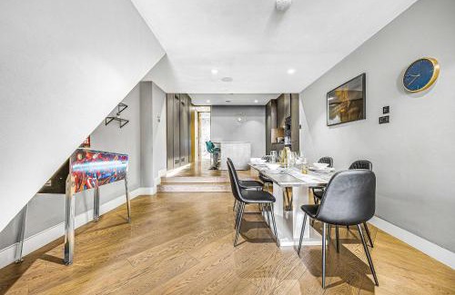 Moffat Maison | Monochrome Majesty - Soho - by Frankie Says