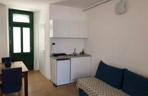 Lesa Appartement | Monolocale a Lesa - monolocale indipendente con divano letto e angolo cottura