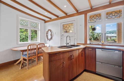 Lower Hutt Maison | Montague Manor - Wellington Holiday Home