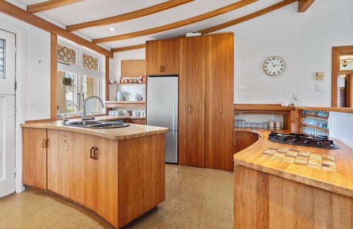 Lower Hutt Maison | Montague Manor - Wellington Holiday Home