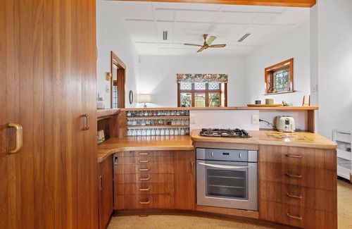 Lower Hutt Maison | Montague Manor - Wellington Holiday Home