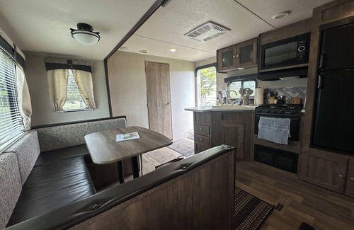 Babb Maison | Montana Moon RV #2 on the Lake
