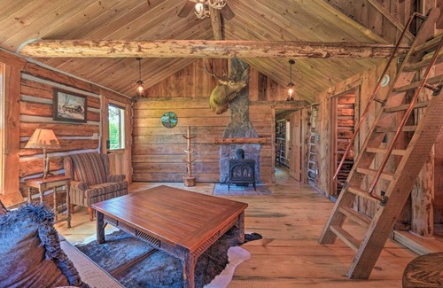 Hamilton Maison | Montana Retreat Original Hamilton Log Cabin!