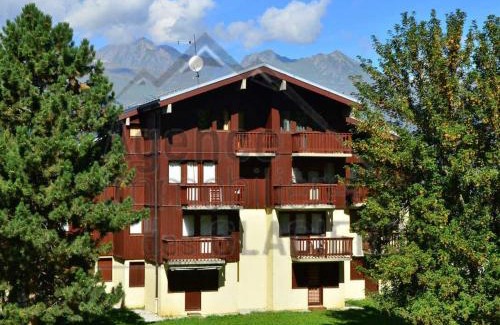 Montchavin Appartement | Montchavin: Studio cabine rénové équipé 3/4 pers, parking, proche pistes et commerces - FR-1-329-17
