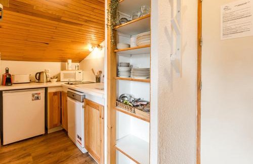 Montchavin Appartement | Montchavin: Studio cabine rénové équipé 3/4 pers, parking, proche pistes et commerces - FR-1-329-17