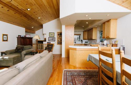 Lake Forest Maison | Monte Mar on North Shore - 4 BR in Quiet Neighborhood, Wood Fireplace, Near Palisades Resort