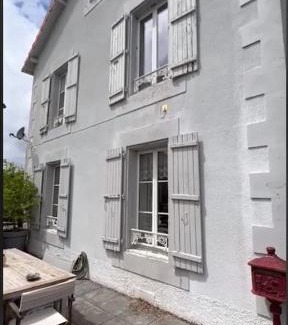 Montemboeuf Maison | Montemboeuf centre Town House free wifi