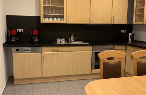 Breuna Maison | Monteurzimmer Oberlistingen Zweibettzimmer mit 2 Bädern
