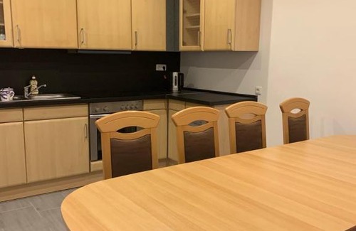 Breuna Maison | Monteurzimmer Oberlistingen Zweibettzimmer mit 2 Bädern