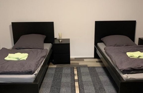 Breuna Maison | Monteurzimmer Oberlistingen Zweibettzimmer mit 2 Bädern