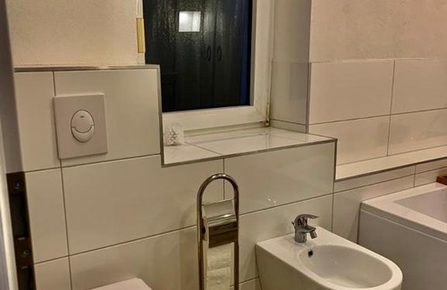 Breuna Maison | Monteurzimmer Oberlistingen Zweibettzimmer mit 2 Bädern