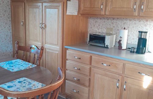 Francesville Maison | Montgomery Street Manor - Sleeps 6