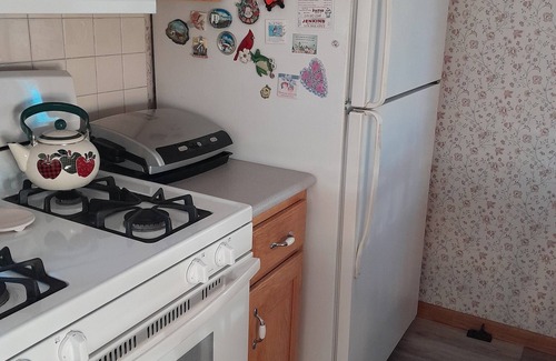 Francesville Maison | Montgomery Street Manor - Sleeps 6